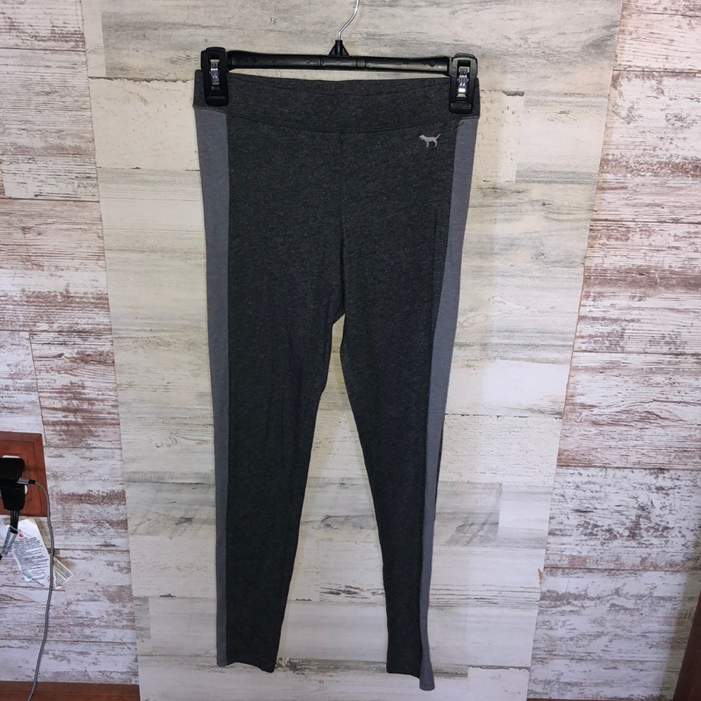 Pink Victoria’s Secret gray leggings vs pants size XS pink vs yoga leggings​​​